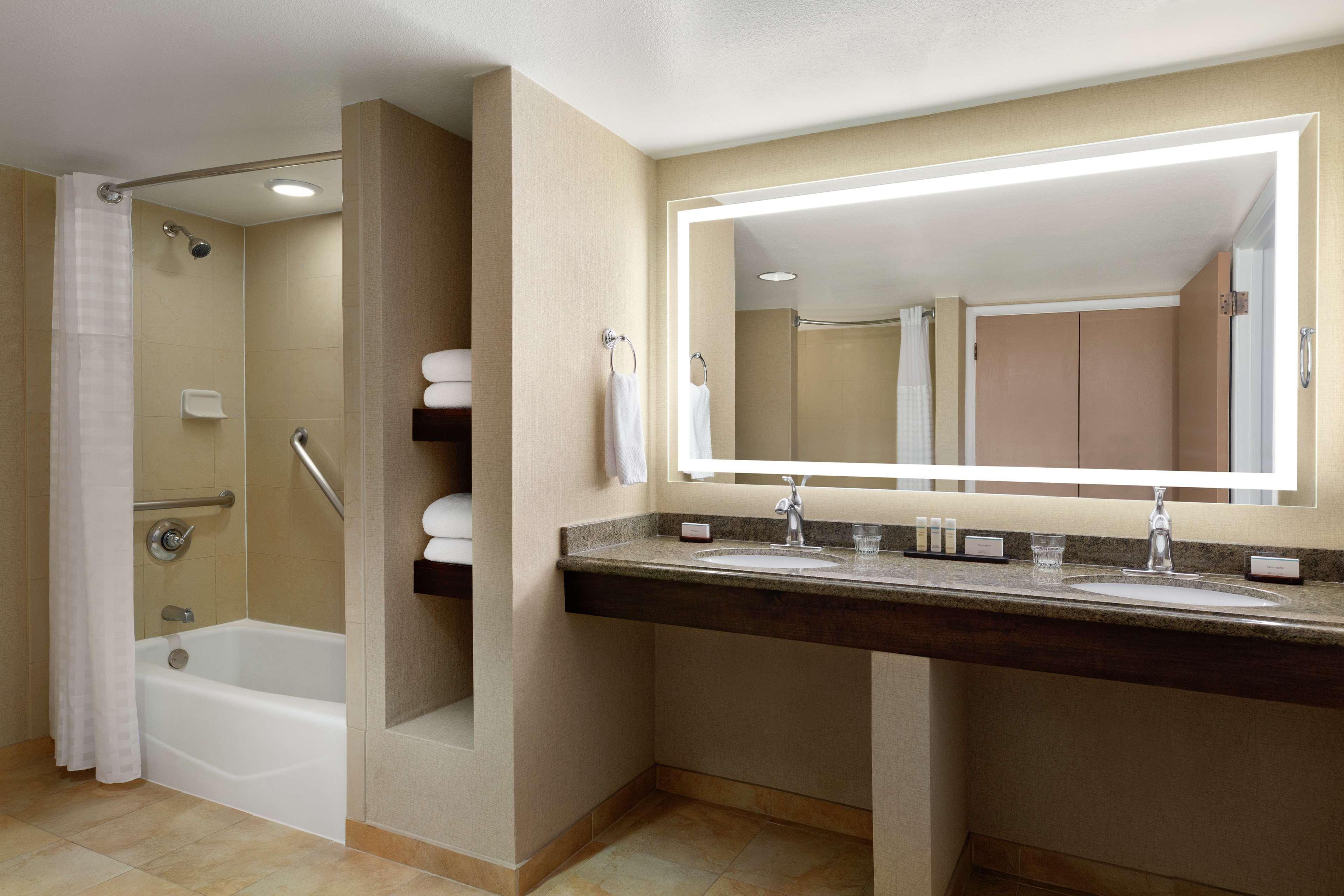 Embassy Suites By Hilton Phoenix Темпе Екстериор снимка