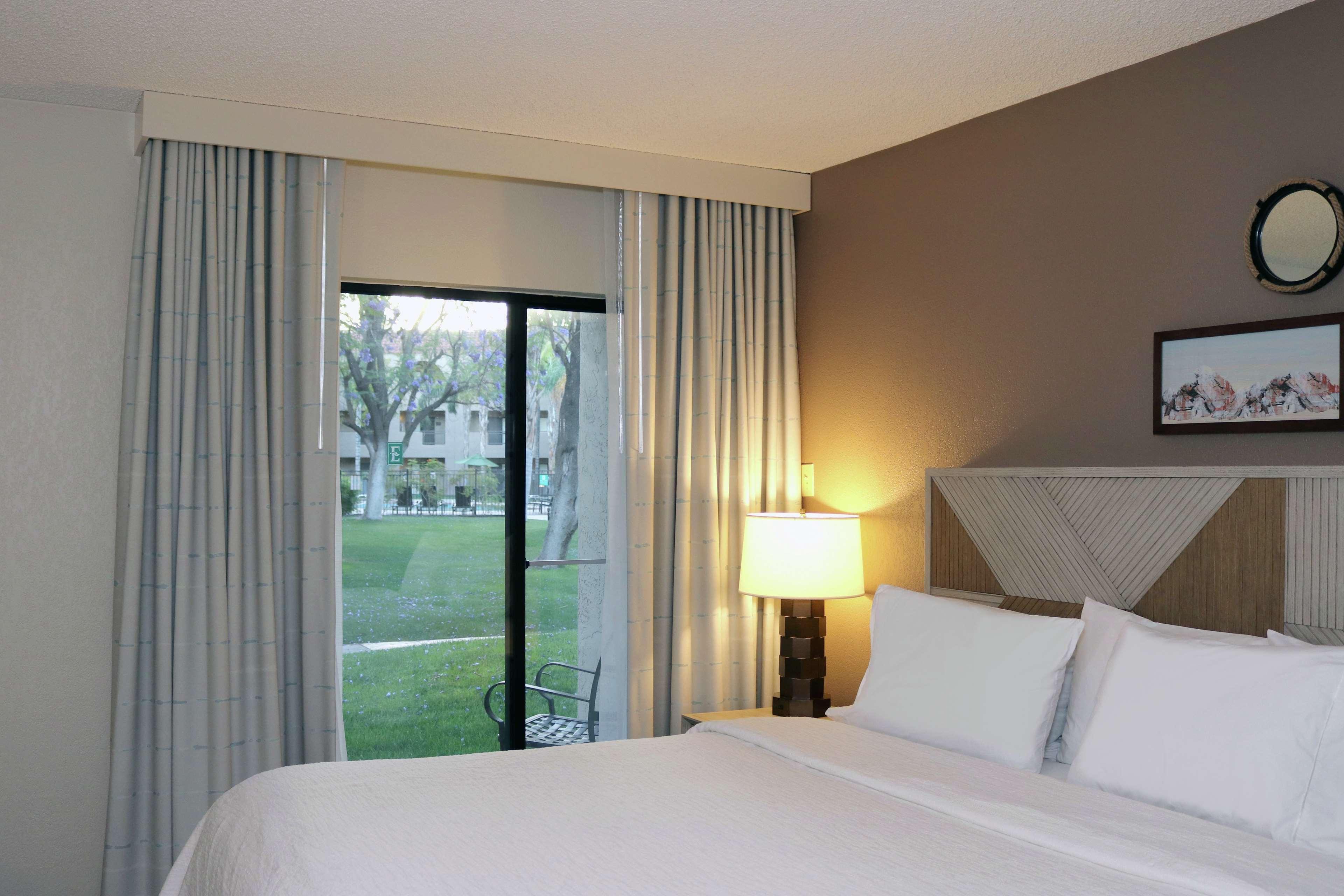 Embassy Suites By Hilton Phoenix Темпе Екстериор снимка